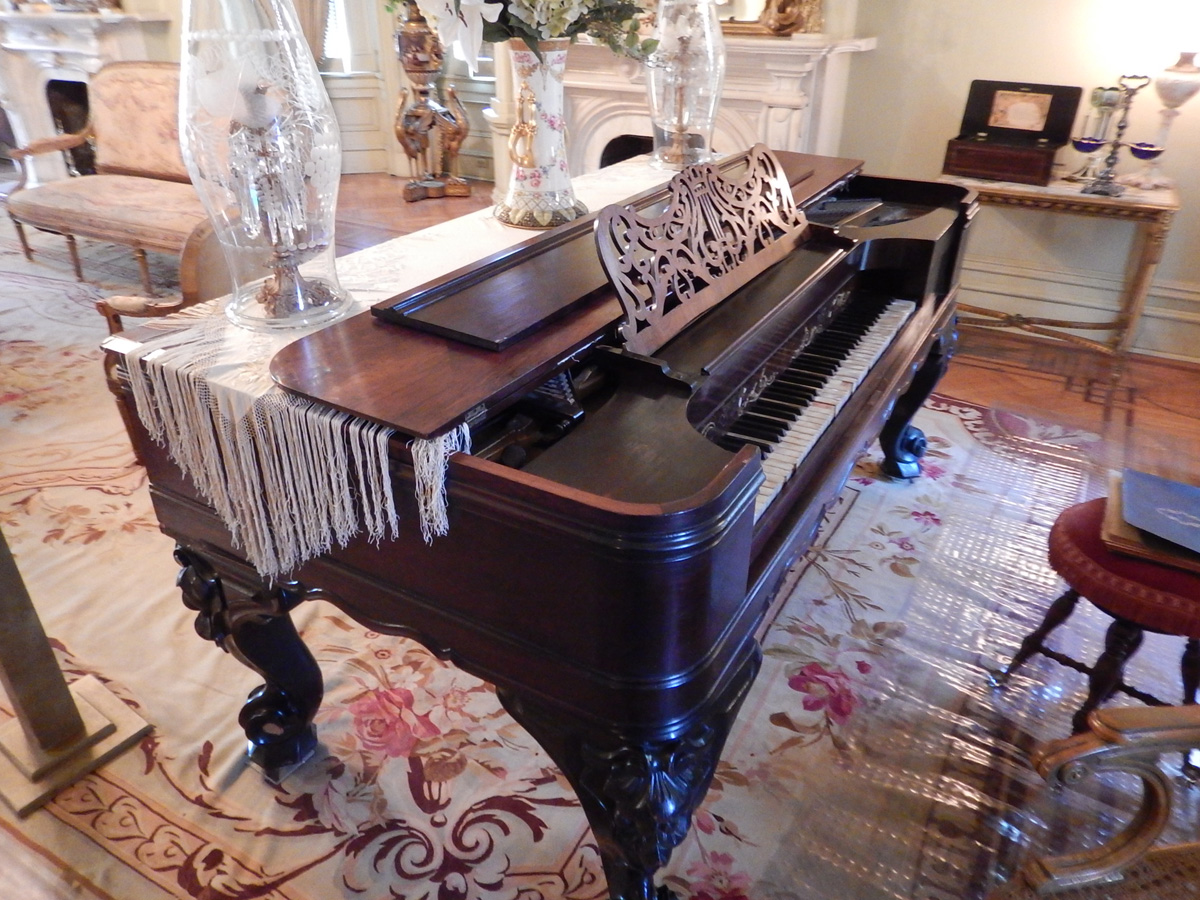 Antique Piano, Fontaine Home